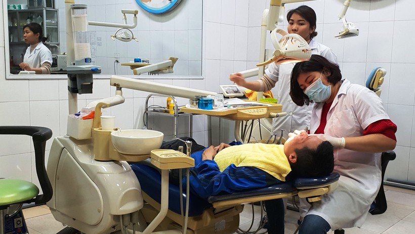 KTV nha khoa Nguyễn Thị Hồng khám, kiểm tra sức khỏe răng miệng cho khách hàng Ảnh: Anh Quang