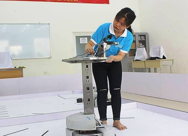 SV Nguyễn Thị Bích Thùy thực hành kỹ năng nghề. Ảnh: Anh Quang