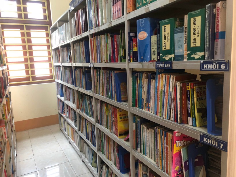 Thư viện sách của Trường THCS Hồng Tiến gồm những cuốn sách về văn học, khoa học tự nhiên...