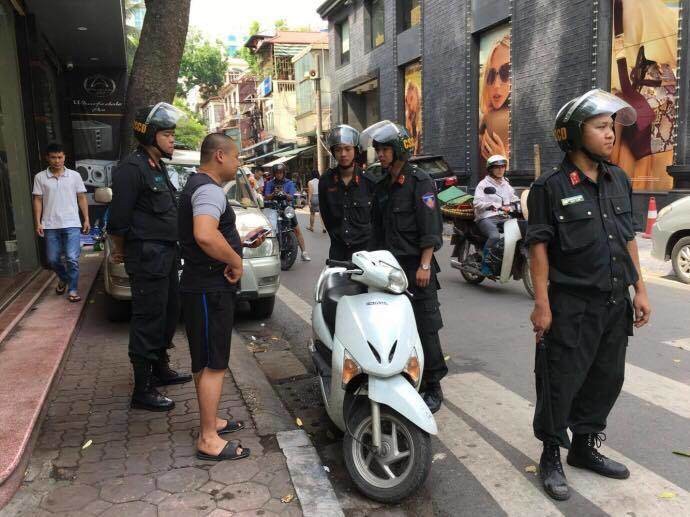 CSCĐ dừng kiểm tra người điều khiển xe máy vi phạm không đội MBH tại địa bàn quận Hoàn Kiếm.