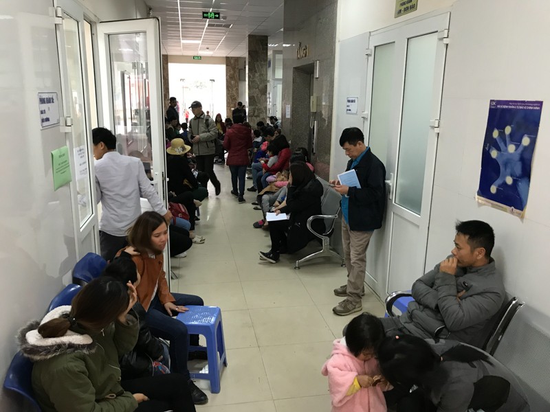 Hành lang bệnh viện Sốt rét-ký sinh trùng-côn trùng đến đầu chiều 17/3 vẫn còn rất đông người nhà học sinh ngồi đợi xét nghiệm và lấy kết quả.