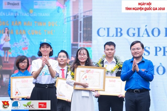 Song Trà nhận giải thưởng tình nguyện quốc gia năm 2018.
