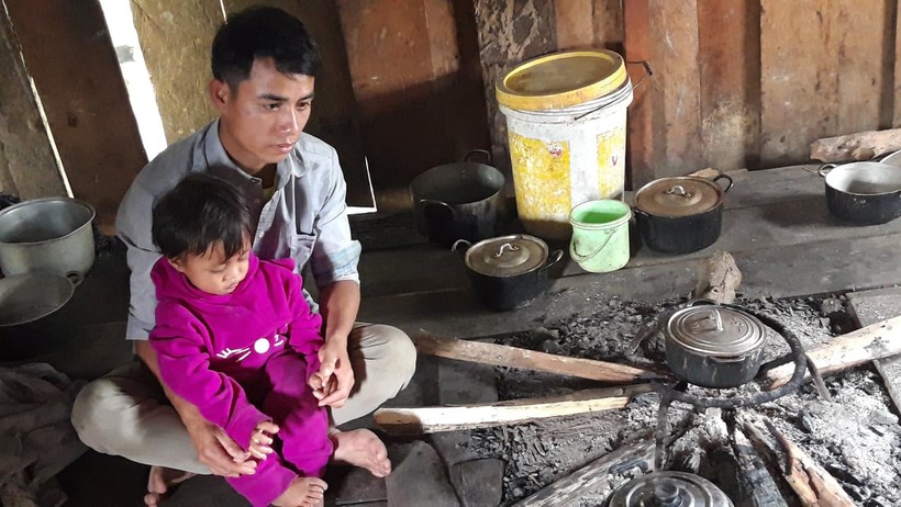 Anh Hồ Văn Hải và con nhỏ bên bếp lửa. Ảnh: T.G