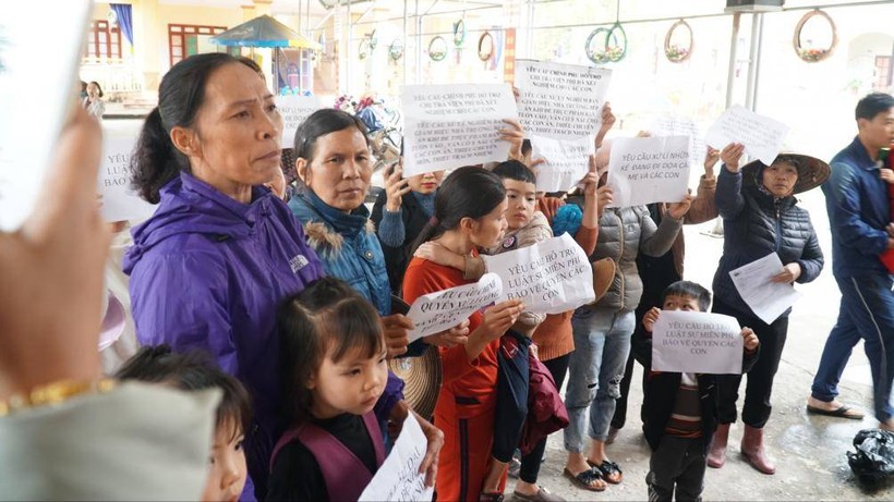 Sáng 18/3, rất nhiều phụ huynh có con đang học ở các trường mầm non thuộc huyện Thuận Thành (tỉnh Bắc Ninh) tiếp tục đưa con đến Trường mầm non Thanh Khương để xét nghiệm sán lợn.