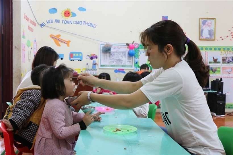 Giáo viên Trường Mầm non Thanh Khương đang cho trẻ ăn tại trường