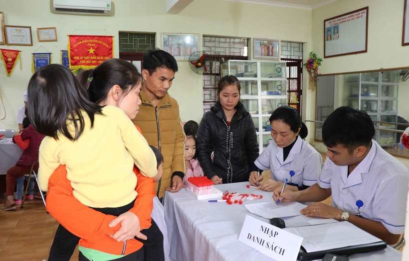 Cán bộ y tế Bắc Ninh lấy mẫu xét nghiệm tại trường cho học sinh. (Ảnh: Thanh Thương/Vietnam+)
