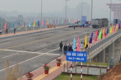 Thông quan cây cầu nối Việt Nam - Trung Quốc 