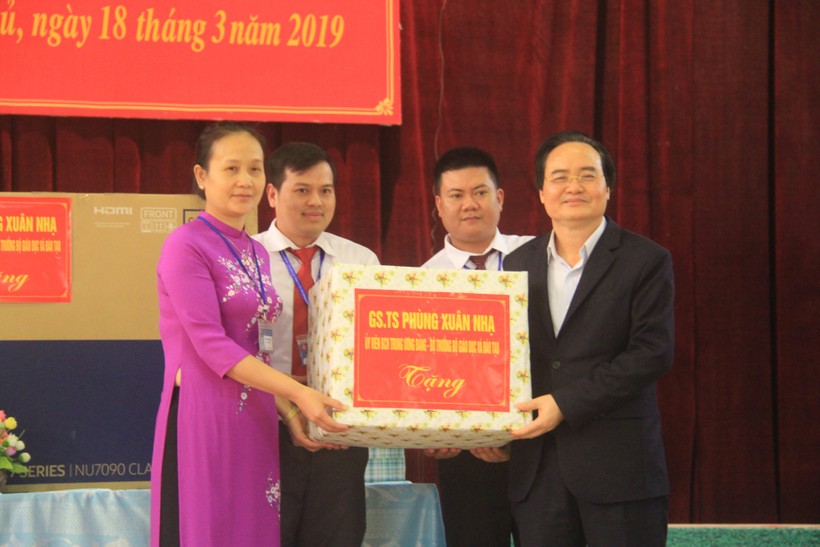 Bộ trưởng tặng quà cho thầy trò Trường PTDTTN tỉnh Điện Biên