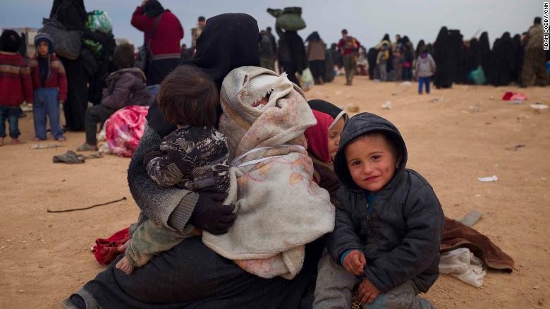 Um Bassam, một người ủng hộ IS và 4 đứa con đang ở nơi trú ẩn mới sau khi được di chuyển khỏi lãnh địa cuối cùng của IS ở miền Đông Syria