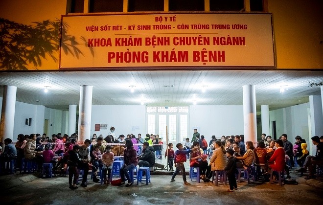 2h sáng tại Viện Sốt rét- Ký sinh trùng- Côn trùng Trung ương đã có rất đông gia đình các trẻ tại huyện Thuận Thành đứng xếp hàng dưới mưa để đợi đến lượt xét nghiệm