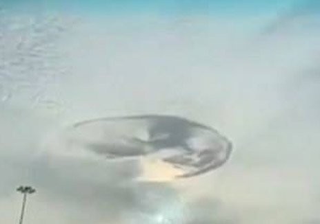 Video: Kinh ngạc “xoáy nước” bí ẩn trên bầu trời 