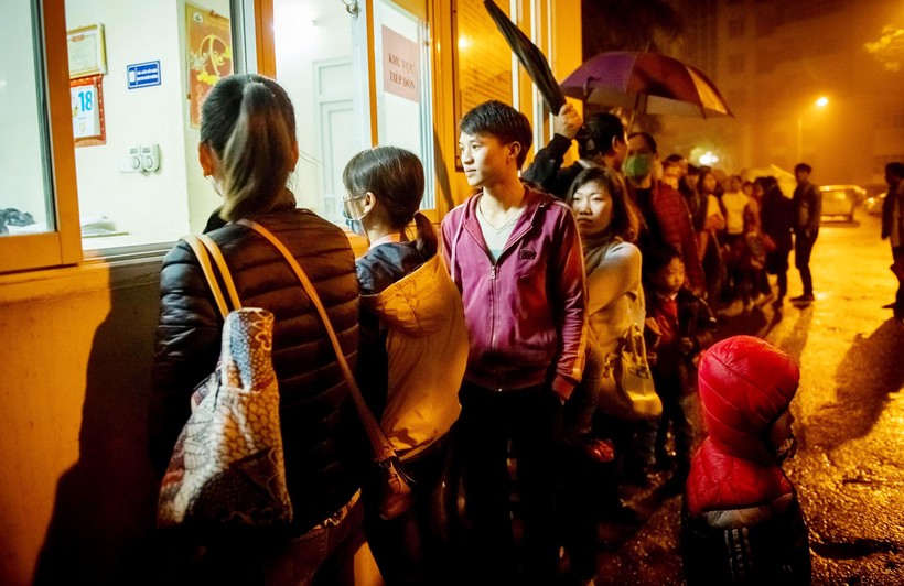 Từ 2 giờ sáng ngày 19/3, tại Viện Sốt rét - Ký sinh trùng - Côn trùng Trung ương đã có rất đông gia đình tại huyện Thuận Thành đưa con em xếp hàng dưới mưa để đợi đến lượt xét nghiệm. Ảnh: Thế Đại