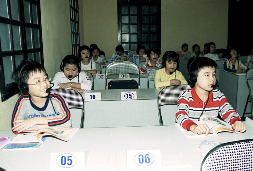 Học sinh Trường TH Chu Văn An (Hải Phòng) trong phòng học Ngoại ngữ. Ảnh: Bắc Việt