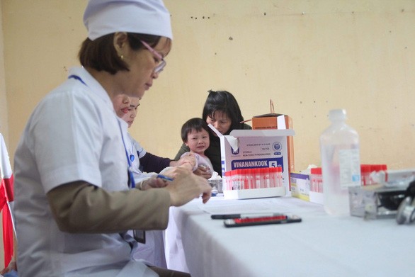 Lấy mẫu máu xét nghiệm cho trẻ ở Mão Điền, Thuận Thành, Bắc Ninh 
