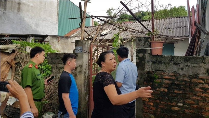 Cơ quan điều tra thực hiện lệnh khám nơi ở của ông Nguyễn Khắc Tuấn - người đã bị khởi tố vì nâng điểm cho thí sinh ở Kỳ thi THPT quốc gia 2018 ở Hòa Bình. Ảnh: Công Luân/Người đưa tin