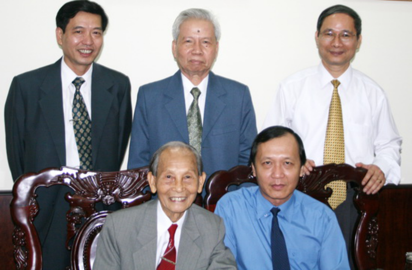 Giáo sư, Nhà giáo nhân dân Lê Trí Viễn (người ngồi bên phải) cùng
đại diện các thế hệ học sinh trong ngày mừng thầy 90 xuân.