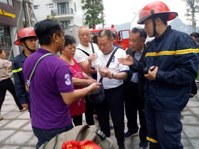 5 khách du lịch Trung Quốc được giải cứu sau vụ cháy. ẢNH N.K.
