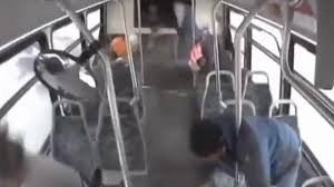 Video: Kinh hoàng cảnh bên trong xe bus bị ô tô con đâm cực mạnh