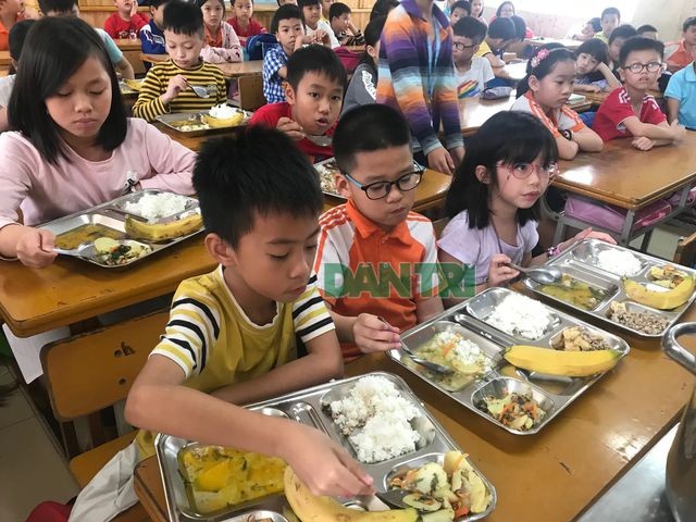Hà Nội: Trường mua máy test, chủ động nhắn phụ huynh kiểm tra thực phẩm mùa dịch