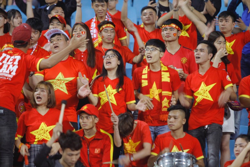 Trên khán đài, CĐV rực lửa cổ vũ U23 Việt Nam.