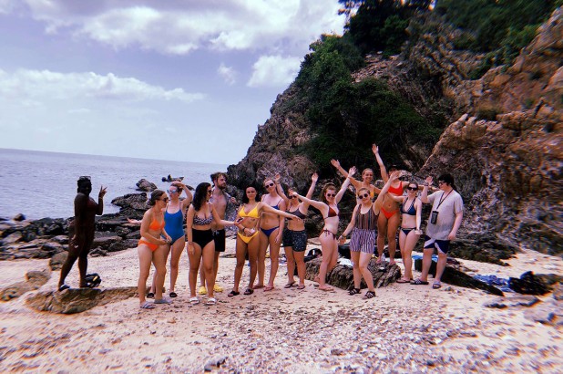 Đi du lịch, nhóm thanh niên mắc kẹt trên hòn đảo bị rắn xâm chiếm ở Thái Lan