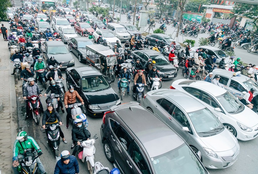 Nhu cầu dân sinh trong nội đô quá lớn khiến sức ép về giao thông của Hà Nội không thể giải quyết một sớm một chiều (Trong ảnh: Các phương tiện ùn ứ thường xuyên trên đường Xã Đàn – Ô Chợ Dừa) Ảnh: Hà Thành