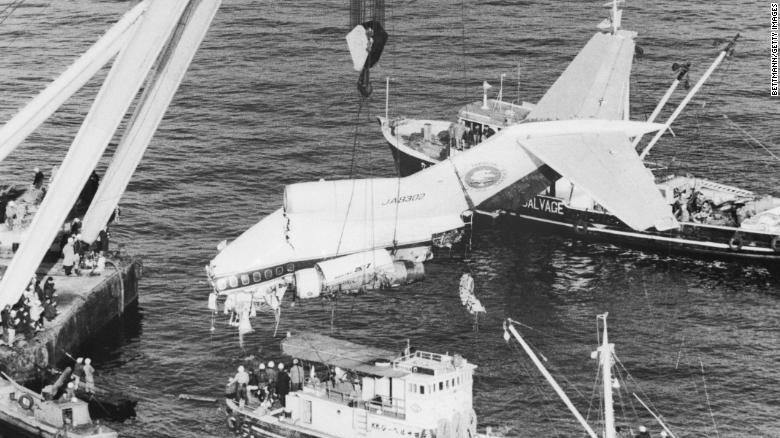 Phần đuôi của máy bay phản lực Boeing 727 của hãng Nippon Airways đã bị rơi ở Vịnh Tokyo với 133 người trên máy bay vào năm 1966