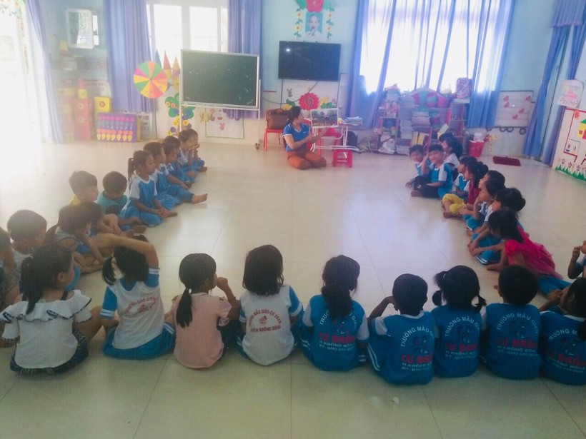 Cô giáo Nguyễn Thị Thư đang dạy học cho trẻ. Ảnh: T.G