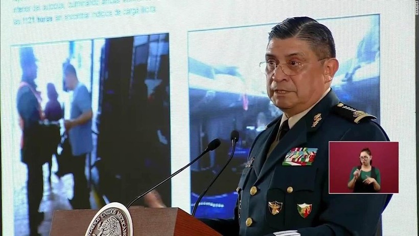 Trong một cuộc họp báo, Bộ trưởng Quốc phòng Mexico Luis Crescencio Sandoval González chiếu cho các phóng viên hình ảnh của chiếc xe buýt được chụp tại trạm kiểm soát quân sự, hơn một giờ trước khi các tay súng chặn nó lại