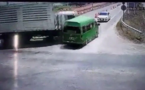 Chiếc xe tải đâm và kéo lê chiếc xe khách nhỏ màu xanh trong vụ tai nạn ngày 23/3