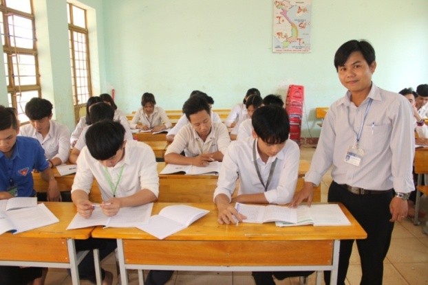 Thầy Phạm Phú Hoành trong một giờ lên lớp      Ảnh: Vũ Bình.