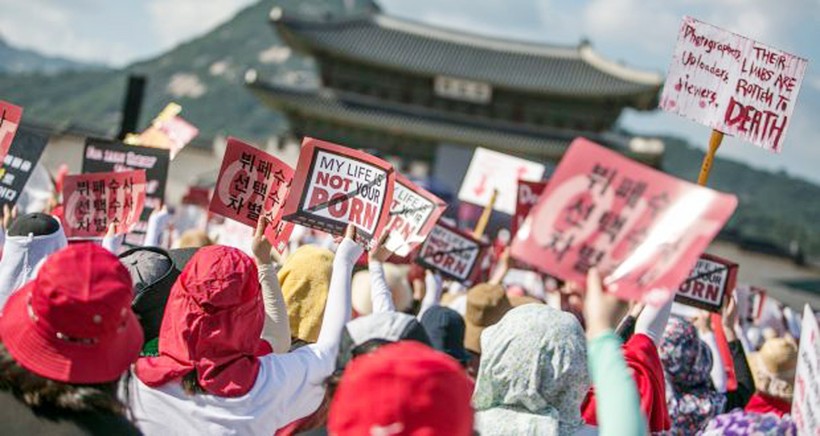 Phụ nữ Hàn Quốc biểu tình trước nạn quay lén ở những nơi công cộng