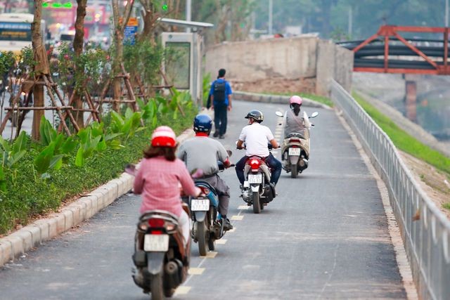 Xe máy lấn chiếm con đường đi bộ dài nhất Thủ đô