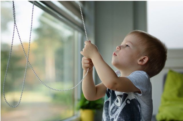 Nguy hiểm khó lường từ rèm cửa chớp kéo dây khi nhà có trẻ con