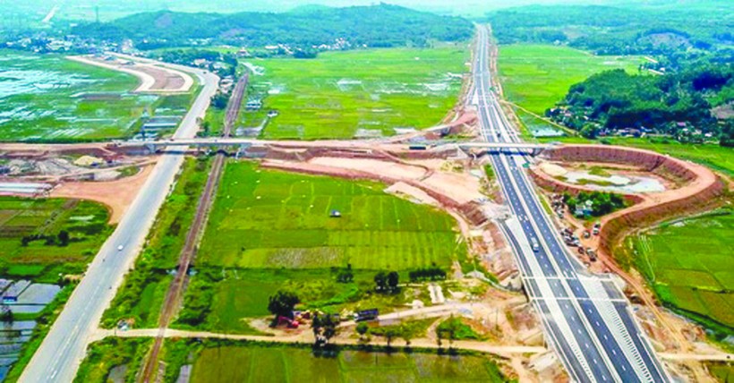 Nút giao Dung Quất (cao tốc Đà Nẵng - Quảng Ngãi) do phải xử lý đất nền yếu nên không thể hoàn thành trước 29/4/2019 Ảnh: Zing