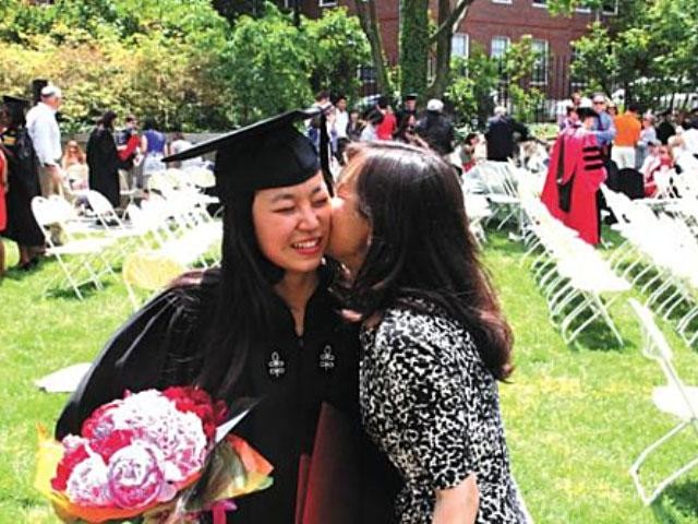 Nhờ công dạy dỗ của mẹ mà Cai Yuxi đỗ đại học Harvard. (Ảnh: Shanghainews).