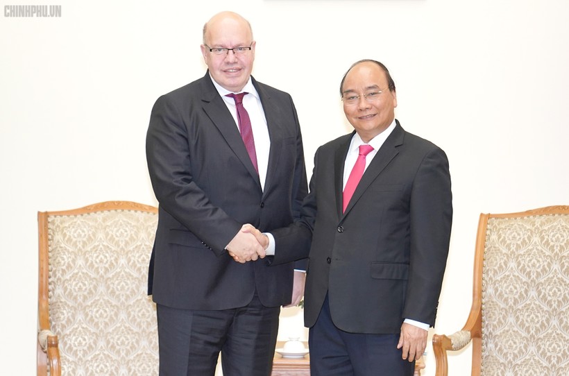 Thủ tướng Nguyễn Xuân Phúc và Bộ trưởng Kinh tế và Năng lượng CHLB Đức Peter Altmaier - Ảnh: VGP/Quang Hiếu.