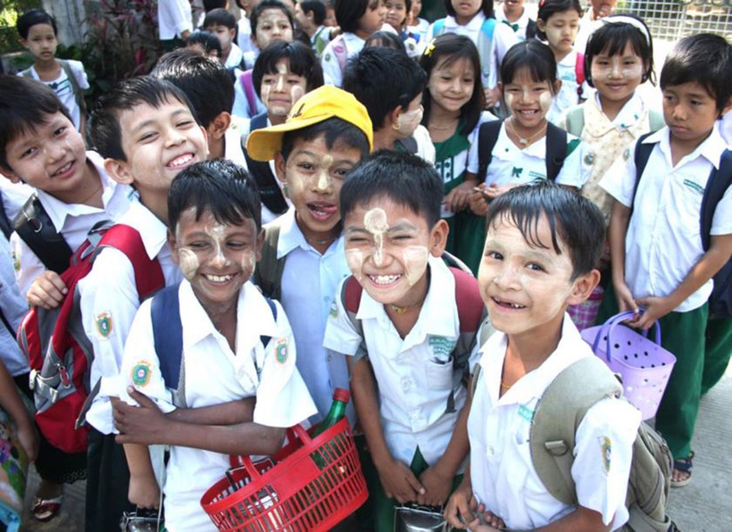 Một nhóm HS Myanmar tươi cười trước ống kính của phóng viên quốc tế sau giờ học