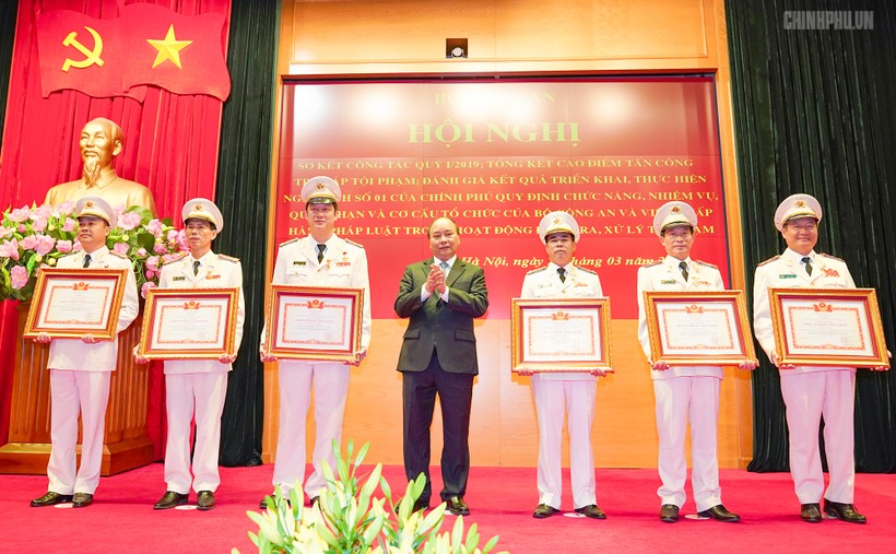Thủ tướng trao danh hiệu chiến sĩ thi đua toàn quốc cho các cá nhân. Ảnh: VGP