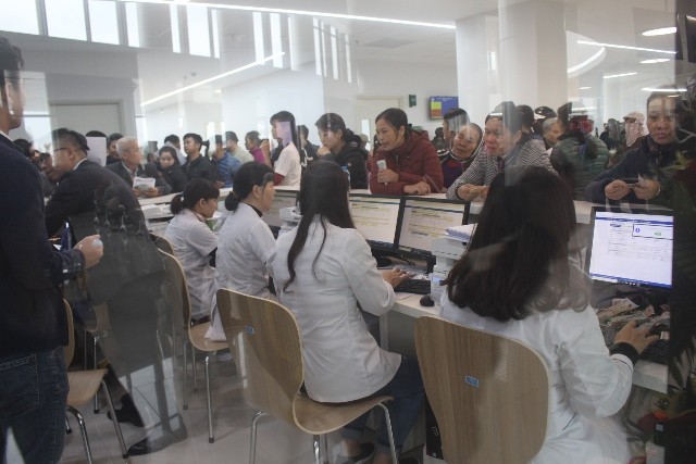 Bệnh nhân đến đăng ký khám chữa bệnh tại Bệnh viện Bạch Mai cơ sở 2. Ảnh: Minh Châu