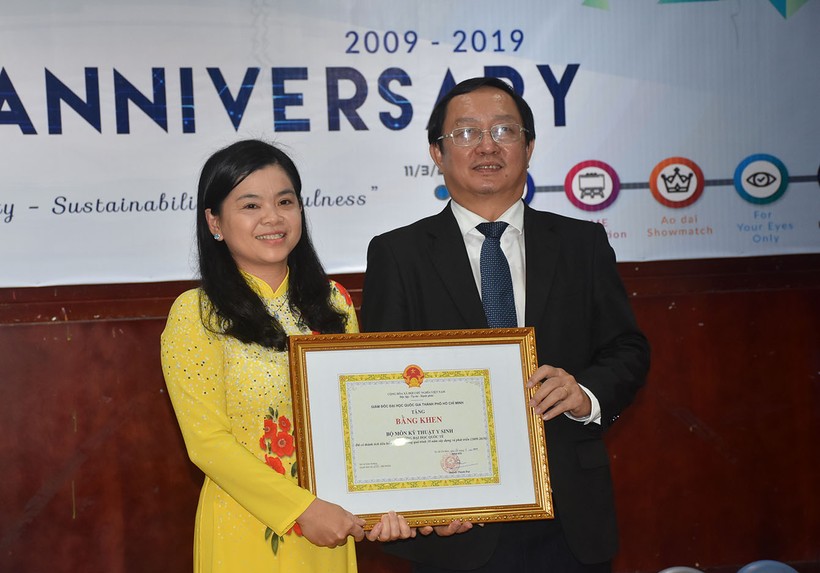 Ông Huỳnh Thành Đạt - Giám đốc ĐHQG TPHCM (phải) trao Bằng khen ĐHQG TPHCM cho tập thể sư phạm Bộ môn Kỹ thuật Y sinh