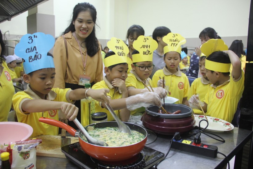 CLB Bếp nhí của Trường TH Nguyễn Thái Học (quận 1) trong buổi sinh hoạt ngày 6/3. Ảnh: T.G