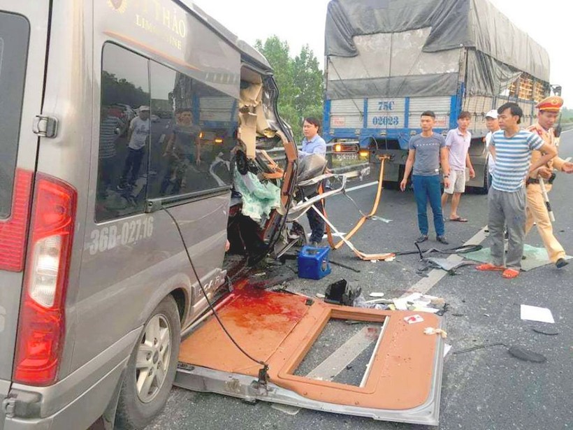 Vụ TNGT trên cao tốc Pháp Vân - Cầu giẽ - Ninh Bình hôm 5/3 khiến 4 người
trên xe Limousine Lý Thảo gặp nạn