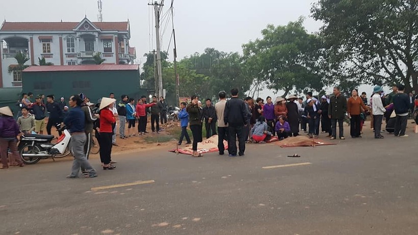 Xe khách đâm đoàn người đưa tang ở Vĩnh Phúc: 7 người đã tử vong