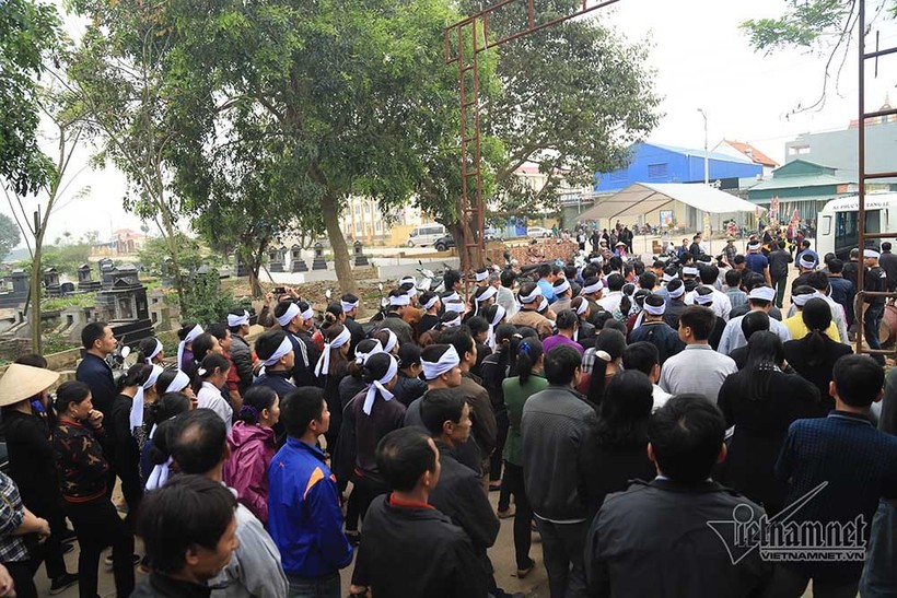 Tai nạn 7 người chết: Đại tang cả thôn, khăn trắng phủ kín đường làng