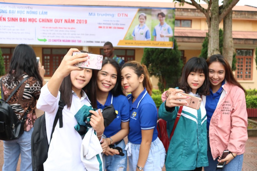 Các học sinh hào hứng chụp ảnh cùng SV Philippines