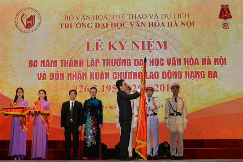 Phó Thủ tướng gắn Huân chương hạng Ba lên lá cờ truyền thống của trường