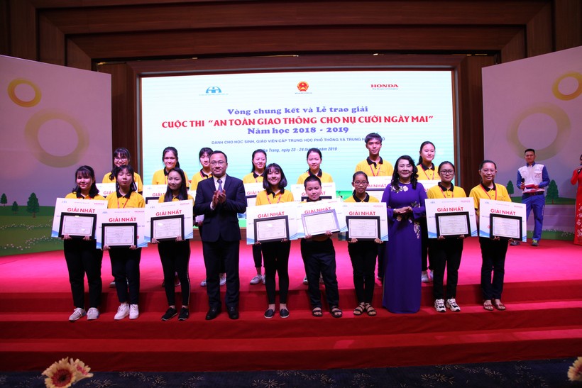 Các em học sinh xuất sắc đạt giải Nhất của Cuộc thi ATGT cho nụ cười ngày mai năm học 2018 - 2019