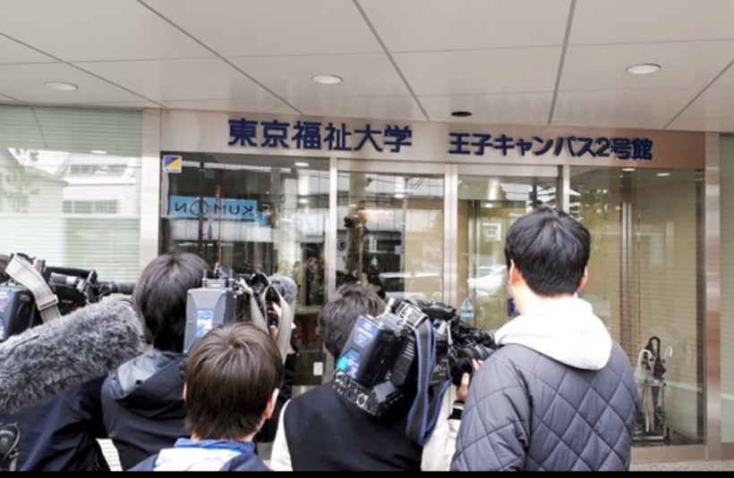Các phóng viên tập trung tại cơ sở Oji của Trường ĐH Phúc lợi Xã hội Tokyo ngày 26/3.