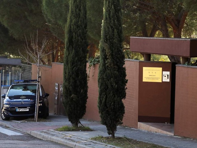 Khung cảnh bên ngoài Đại sứ quán Triều Tiên tại Madrid